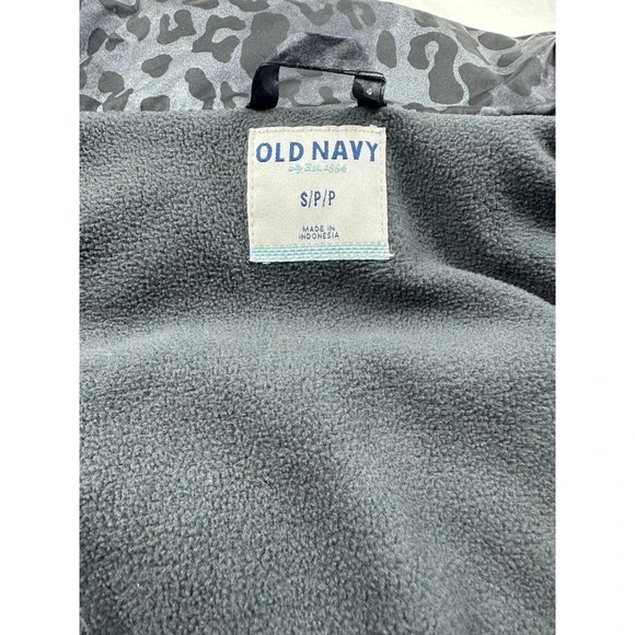 Old Navy Womens Grey Leopard Print Puffer Vest Fleece Lined Snap Front Small - Picture 4 of 6